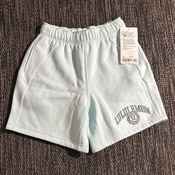 Lululemon Scuba Mid-Rise Oversized Short 7" *Graphic - Picture 1 of 9
